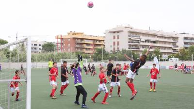 Uno de los partidos que se disputaron ayer por la mañana en el Estadi Municipal. FOTO: Alba Mariné