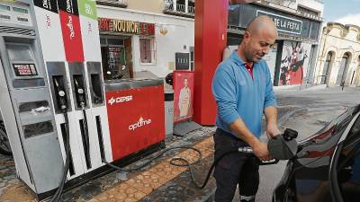 Un total de 215.360 turismos de la provincia se mueven con diésel. Es el 53% del parque total, aunque la gasolina le come terreno. Foto: Lluís Milián/dt