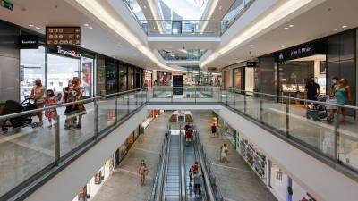Imagen general del interior de la Fira Centre Comercial, con gente realizando sus compras. FOTO: Fabián Acidres