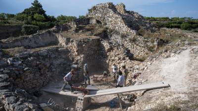 Els arqueòlegs excavant al jaciment. FOTO: JOAN REVILLAS