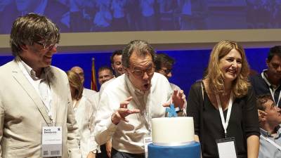L’expresident Artur Mas bufa l’espelma que simbolitza el primer ani-versari del PDeCAT, partit hereu de l’antiga Convergència. Foto: EFE