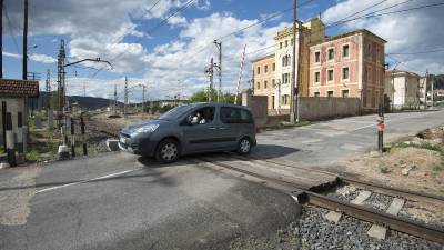L'accident va tenir lloc en aquest pas a nivell del carrer Major de Móra la Nova. Foto: Joan Revillas