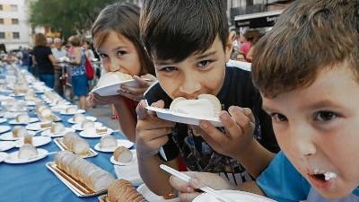 Los niños también se apuntaron a degustar el Brac más dulce de la patrona. FOTO: Pere Ferré