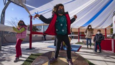 A l’Escola Enxaneta es pot tenir un primer contacte amb el circ. FOTO: ÀNGEL ULLATE