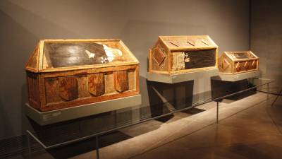 Els tres sarcòfags de les monges de Sixena que es troben exposats al Museu de Lleida. FOTO. ACN