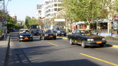 Imagen de diversos taxis en una calle de Santiago de Chile