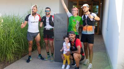 Los corredores que corrieron casi 90 kilómetros desde Amposta hasta Reus. Foto: Roger Recasens