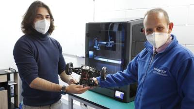 Álvaro Polo y Javier Laviernia con el prototipo que se construye a partir de una impresora 3D. FOTO: PERE FERRÉ