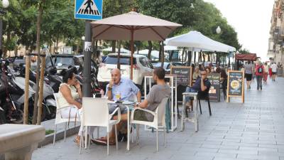 Los bares y restaurantes no pagan la tasa de terrazas desde el pasado mes de marzo. Desde entonces se han peatonalizado algunas calles. FOTO: ALBA MARINÉ