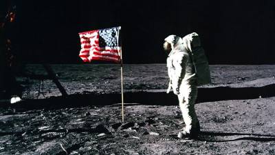 El estadounidense Aldrin Buzz en la Luna junto a la bandera, que no fue nada fácil clavar en el suelo. FOTO: EFE