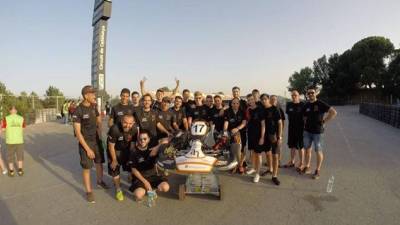 El equipo del IES Andreu NIn con el kart en Montmeló.