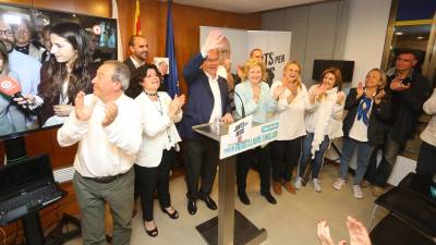 JuntsxReus celebrando la victoria electoral en su sede, el pasado 26 de mayo de 2019. FOTO: Alba Marin&eacute;