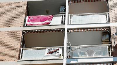 Una bandera de Moderdonia (sobre una de presos políticos) en un edificio de Reus. Foto: Alba Mariné
