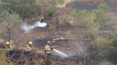 Els bombers durant l'extinció del foc de l'Espluga. Foto: Bombers de la Generalitat