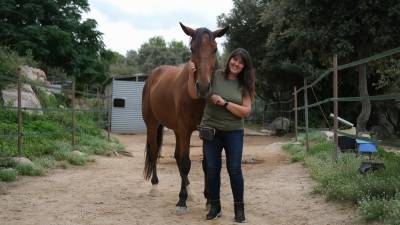 Maria Aixalà junto a uno de los caballos del centro Mussara Equitació Emocional. FOTO: FABIÁN ACIDRES