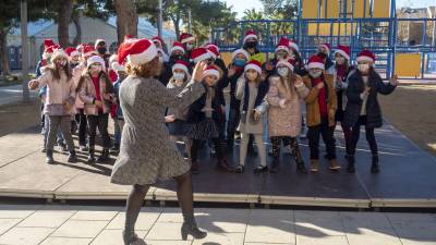 La fira es va inaugurar amb una cantada de nadales. FOTO: Joan Revillas