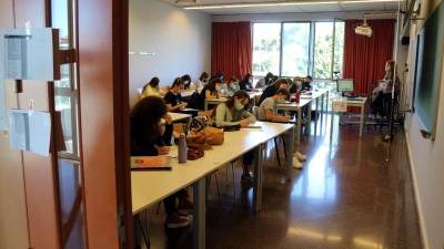 Una clase presencial de alumnos en la URV, con mascarilla, durante este curso universitario. FOTO: ACN