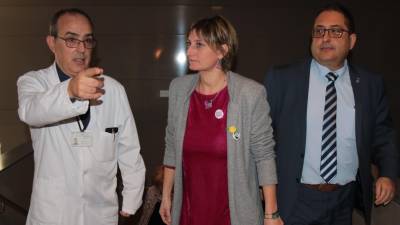 La consellera acompanyada del director de l'hospital i l'alcalde de Móra d'Ebre. FOTO: ACN