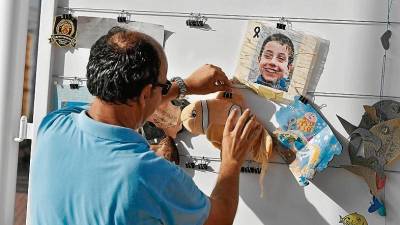 Un trabajador del Ayuntamiento de Almería traslada, a principios de septiembre, las notas de recuerdo del niño Gabriel Cruz. FOTO: EFE