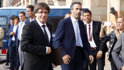 residente de la Generalitat, Carles Puigdemont, a su llegada al Parlamento donde esta tarde comparecer&aacute; para explicar la situaci&oacute;n pol&iacute;tica y en la que podr&iacute;a anunciar una eventual declaraci&oacute;n de independencia. FOTO: EFE