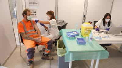 Ya son 30.021 las personas con tres dosis de la vacuna en Tarragona. Alba Mariné