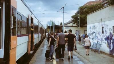 Los usuarios que sufrieron el nuevo caos ferroviario en la estación de Cambrils. FOTO: @kgaseni