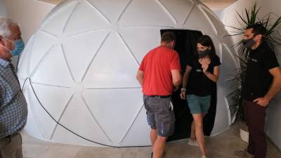 Dos personas visitan el planetario 360º, del Centre de Visitants del Parc Astronòmic. FOTO: FABIÁN ACIDRES