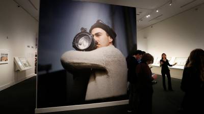 Un soldado norteamericano antes de partir hacia la 2GM, atento a la explicación de Chyntia Young. Foto: Pere Ferré
