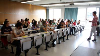 Un grupo de estudiantes examinándose de las pruebas de selectividad para acceder a la universidad. FOTO: LLUÍS MILIÁN/DT