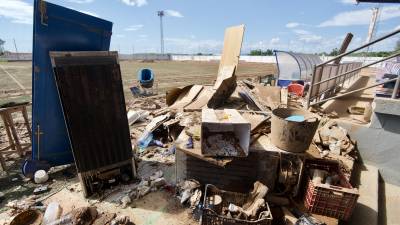 Deixalles acumulades i material fet malbé al camp de futbol la Fanecada d’Alcanar, divendres passat. FOTO: JOAN REVILLAS