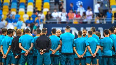 Zidane habla a sus jugadores un día antes del partido