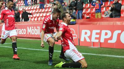 Sadik celebra el tanto que anotó desde el punto de penalti al Albacete.