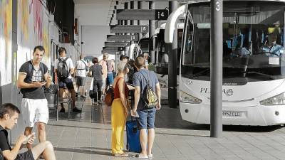 Importante afluencia de usuarios estos días en la estación de autobuses de Tarragona. Foto: Pere Ferré