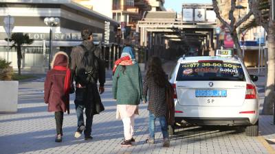 Los taxistas de Salou quieren poder llevar vehículos con más de siete plazas. FOTO: alba mariné