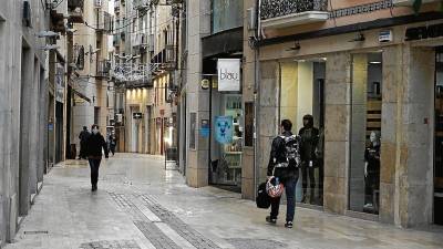 Un dels carrers comercials del centre de Tortosa. FOTO: Joan Revillas