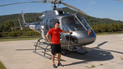 César Augusto, delante del helicóptero que pilota este año. FOTO: Àngel Juanpere