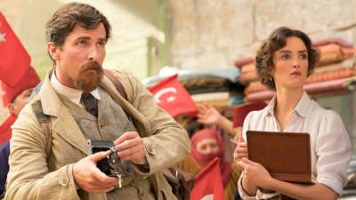 Christian Bale y Charlotte Le Bon en una escena de 'La promesa'.