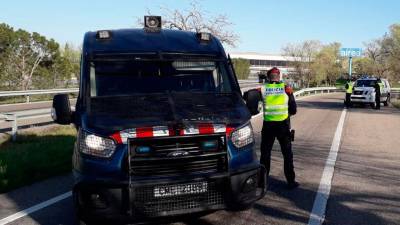 Los Mossos han habilitado esta tarde controles de entrada a Catalunya en la autopista AP-2 en Lleida. FOTO. CEDIDA