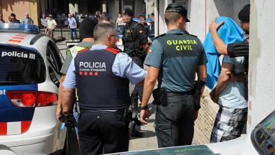 Guardia Civil y Mossos se llevan a un detenido esta mañana en Ripoll (Girona) por su presunta implicación en el atentado de Barcelona. EFE/Robin Townsend