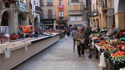 Imatge de fa uns mesos a la plaça de l’Oli al mercat de la fruita i la verdura. FOTO: ALBA TUDÓ