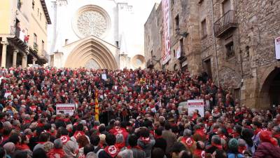 Cuatro mil tarraconenses exigieron el 30 de diciembre de 2009 en el Pla de la Seu respeto a la capitalidad. FOTO: txema morera/dt