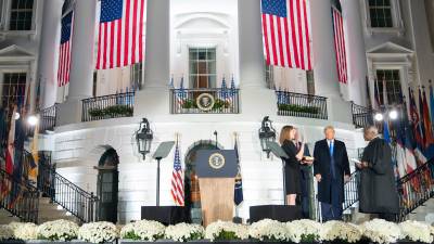 Amy Barrett jura, en la Casa Blanca y ante Donald Trump, su cargo como nueva jueza vitalicia del Tribunal SupremoFOTO: EFE/CHRIS KLEPONIS