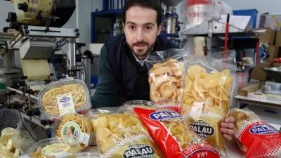 Eduard Vallverdú, en Valls, con algunas de sus patatas chips. Foto: Pere Ferré
