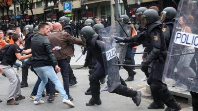 Agentes de la policía nacional intentan retirar a los concentrados en el instituto IES Tarragona