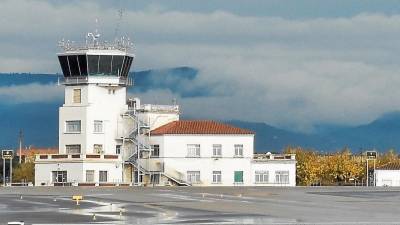 La torre de control ha activado el protocolo para cerrar el espacio aéreo reusense. FOTO: DT