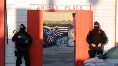 Dos agentes de los Mossos d'Esquadra custodiando la sede de los Hells Angels Tarraco, en Vila-seca. FOTO: ACN