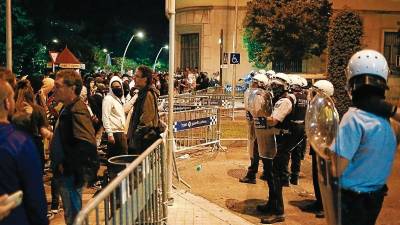 Concentración ante la comisaría de la Policía Nacional en Reus, el pasado jueves. FOTO: Fabián Acidres