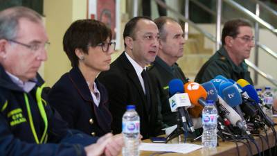 El delegado del Gobierno en Andalucía, Alfonso Rodríguez Gómez de Celis (c), acompañado por el director del Consorcio Provincial de Bomberos, Fernado Delgado; la delegada del Gobierno central en Málaga, María Gámez, el general del Guardia Civil Manuel Contreras; y el comandante Jesús Esteban Gutiérrez. FOTO: EFE