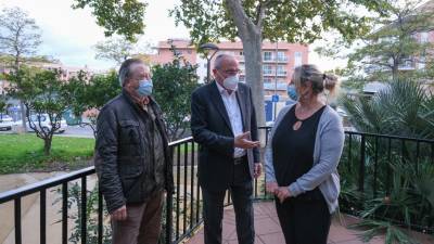 Dos vecinas exponiendo sus quejas al alcalde, Carles Pellicer. FABIÁN ACIDRES