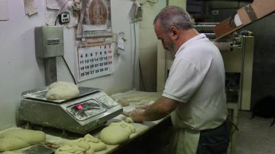 Joan Banús, la quarta generació elaborant les últimes barres de pa abans de tancar el forn de Vallmoll, ahir al migdia. FOTO: Alba Tudó